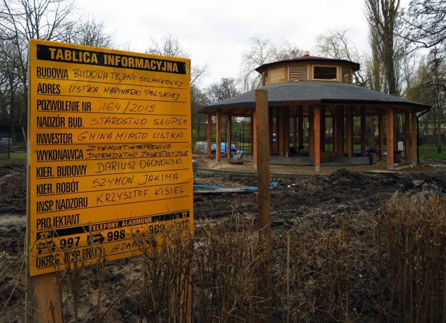 Gotowa jest już główna drewniana konstrukcja nośna. Montowany jest dach i ściany boczne. Następnie będzie układana tarnina i wyposażenie tężni. Zakończenie prac planowane jest na 20 marca.