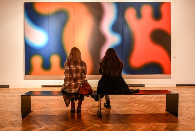 Wojciech Fangor to iluzjonista malarstwa. Malował m.in. abstrakcyjne obrazy przypominające strumień kolorowych, wibrujących świateł. Wystawę malarstwa Fangora w Pałacu Opatów chcą zobaczyć miłośnicy sztuki z całej Polski.