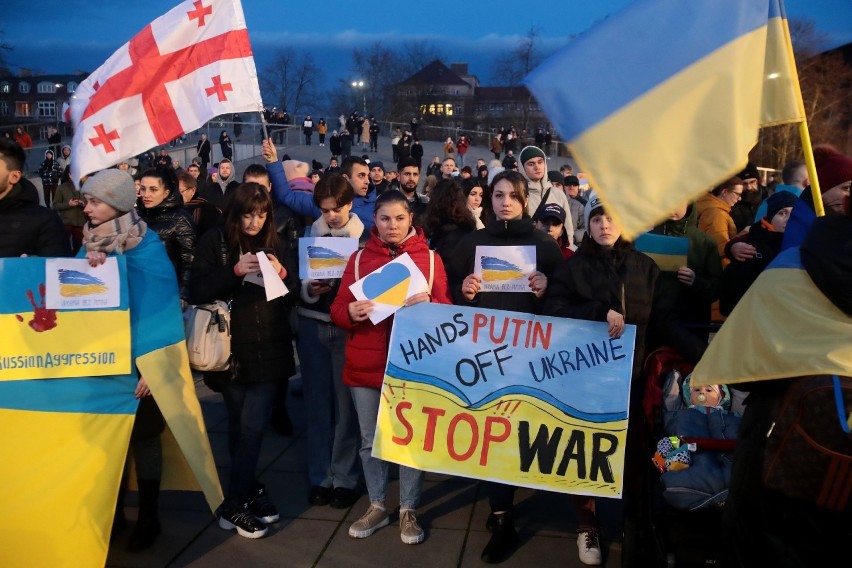 Antywojenna manifestacja w Szczecinie. Miasto solidarne z Ukrainą! 