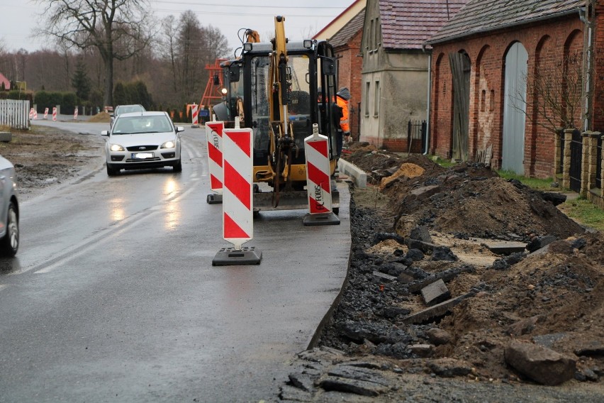 Gmina Radwanice. W Sieroszowicach budują nowy chodnik. Kiedy koniec utrudnień? 
