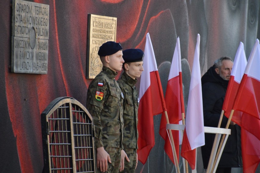 Narodowy Dzień Pamięci Żołnierzy Wyklętych w Rawiczu (2022). Pod murem więzienia składano kwiaty [ZDJĘCIA]