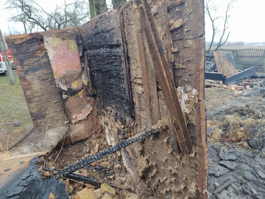 Tragiczny pożar we wsi Krzaki. Nie żyje kobieta, jej mąż...