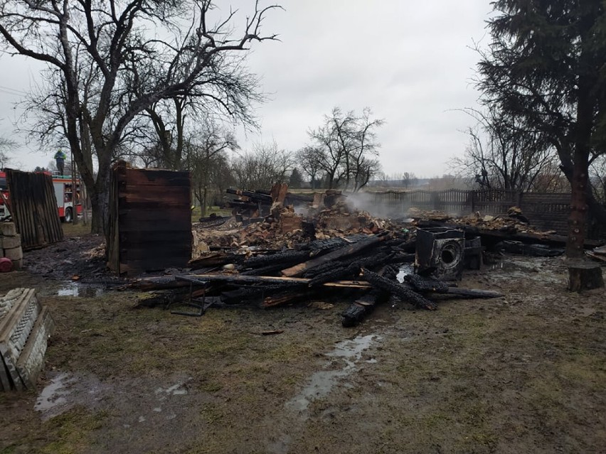 Tragiczny pożar we wsi Krzaki. Nie żyje kobieta, jej mąż...