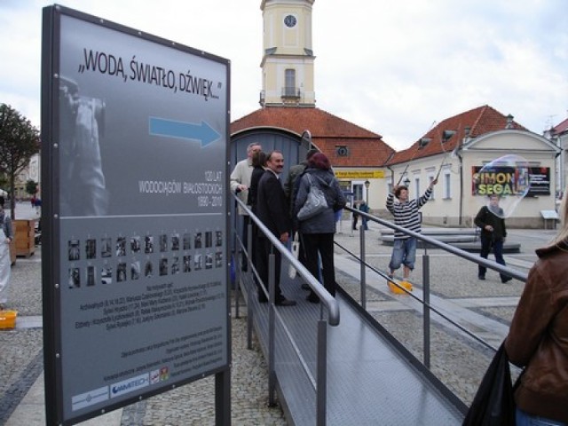 Woda - Światło - Dźwięk - wystawa fotografii Wodociągów Białostockich na Rynku Kościuszki w Białymstoku