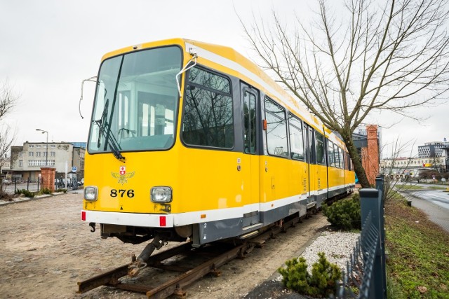 Ponad 40-letni tramwaj „Helmut" przy ul. Zygmunta Augusta przypomina, że tu kiedyś znajdowała się pierwsza zajezdnia tramwajowa w Bydgoszczy