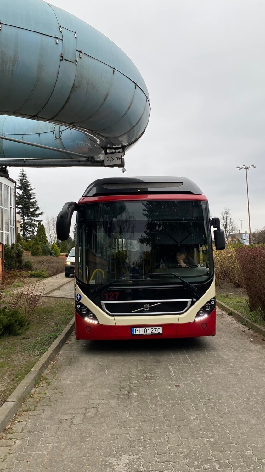 Ciasno na Miśnieńskiej w Lesznie. Autobusy miejskie z trudem przeciskają się przez wąską uliczkę FILM