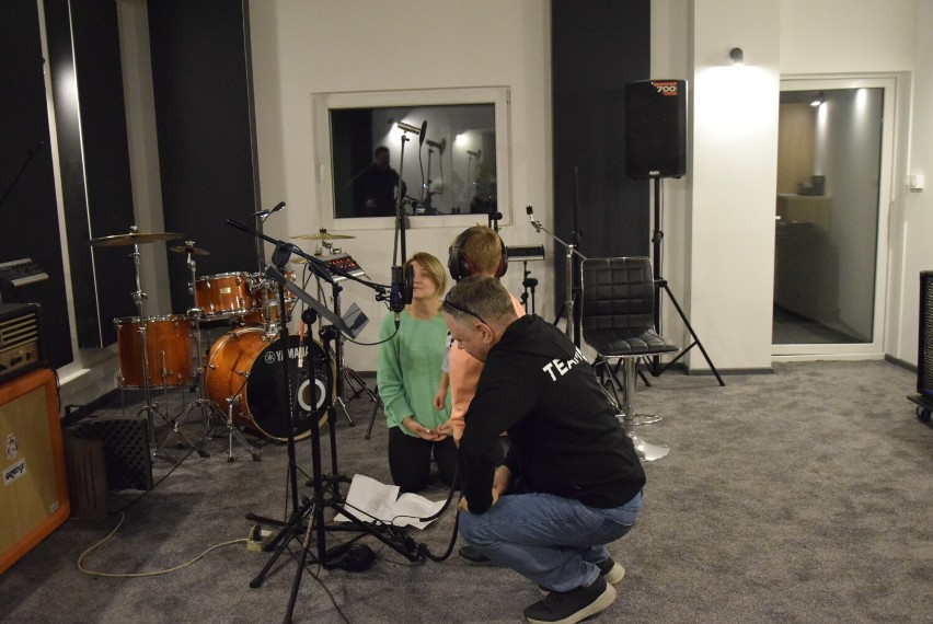 Przedszkolaki w studio nagrywają piosenki o Skierniewicach