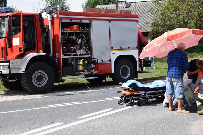 Wypadek pod Skierniewicami . Strażacy musieli wycinać rower z...kobiety. [ZDJĘCIA]