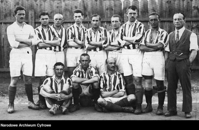 18 kwietnia 1920 roku rozegrano pierwszy w kraju mecz w oficjalnych rozgrywkach w Polsce. W meczu krakowskiej klasy B Wawel Kraków uległ Cracovii II 1:3