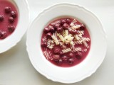 Zimna zupa owocowa z wiśni, to świetna propozycja na szybki posiłek. Przepis na przysmak z dzieciństwa