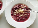 Najlepsza zupa wiśniowa na lato – jest lekka, orzeźwiająca i pyszna. Oto tradycyjny przepis na owocowy chłodnik jak u babci