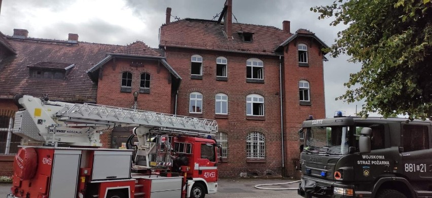 Pożaru budynku przy dworcu PKP w Czarnem. W akcji udział brała Wojskowa Straż Pożarna. 11.09.2022 r. | ZDJĘCIA 