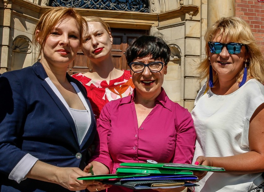 Projekt uchwały obywatelskiej Lepszego Gdańska, zwiększającej dostęp do usług opiekuńczych. Działacze ruchu złożyli go dziś w Radzie Miasta