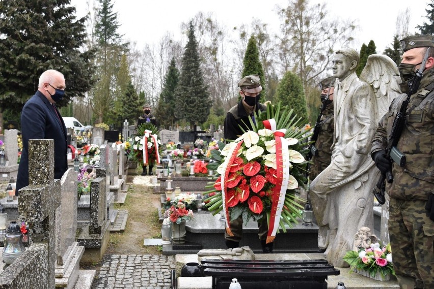 Kwiaty i znicze na grobach gorzowskich ofiar katastrofy...