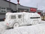Druhowie z OSP Wyszyna zbudowali śnieżny wóz strażacki 
