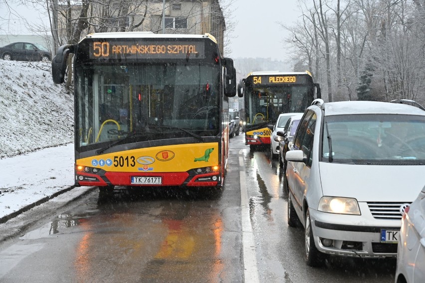 W centrum Kielc ktoś wjechał w autobus, porzucił samochód i uciekł! Są utrudnienia