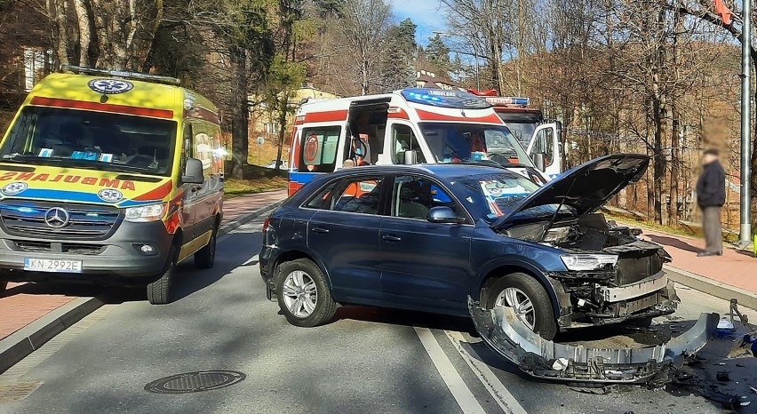 Groźny wypadek w centrum Krynicy-Zdroju. Trzy auta rozbite. Jedna osoba w szpitalu [ZDJĘCIA]