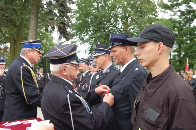 Odznaki w czasie uroczystości otrzymało 14 strażaków