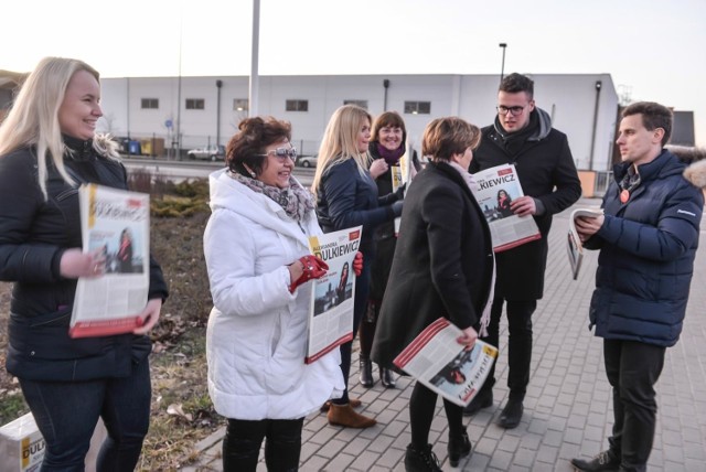 We wtorek, 26.02. o godzinie 17.30, przy masztach z flagami obok hali widowiskowej Ergo Arena, odbyła się konferencja prasowa, na której przedstawiciele pomorskich samorządów wraz z przedstawicielami Ruchu Młodej Polski udzielili poparcia kandydatce na urząd Prezydenta Miasta Gdańska Aleksandrze Dulkiewicz. Tuż po niej wraz z członkami komitetu, Aleksandra Dulkiewicz będzie chodzić od drzwi do drzwi na Żabiance.