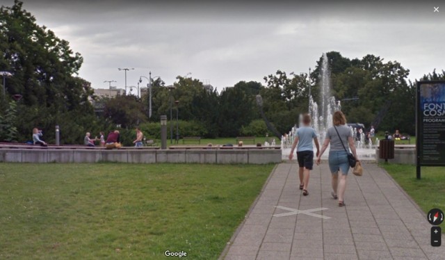Zdjęcia do Google Street View w Toruniu wykonywano już kilka razy. Prezentowane miejsca mogą się nieco różnić ze względu na wykonywane remonty lub modernizacje. Mamy nadzieję, że rozpoznajecie siebie, rodzinę, przyjaciół lub sąsiadów na tych fotografiach. Sprawdźcie, kogo przyłapał pojazd Google w Toruniu!

Zobacz także: Oto największe absurdy drogowe w Polsce! Zobacz zdjęcia!

Czytaj dalej. Przesuwaj zdjęcia w prawo - naciśnij strzałkę lub przycisk NASTĘPNE