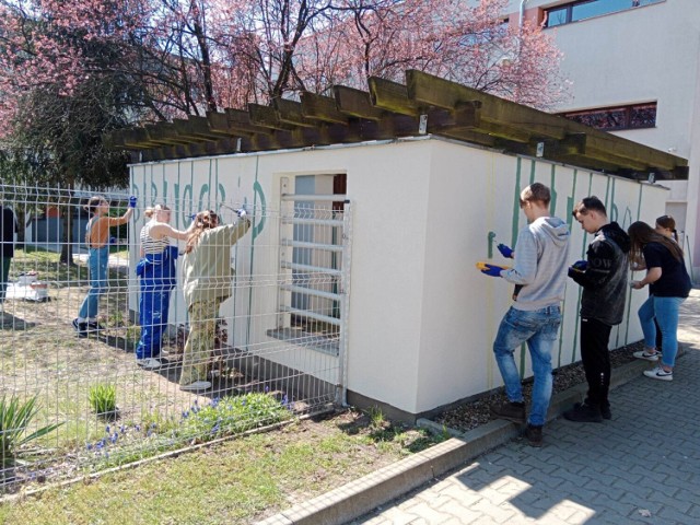 W warsztatach malowania muralu wzięło udział 8 młodych osób, w wieku od 15 do 19 lat.