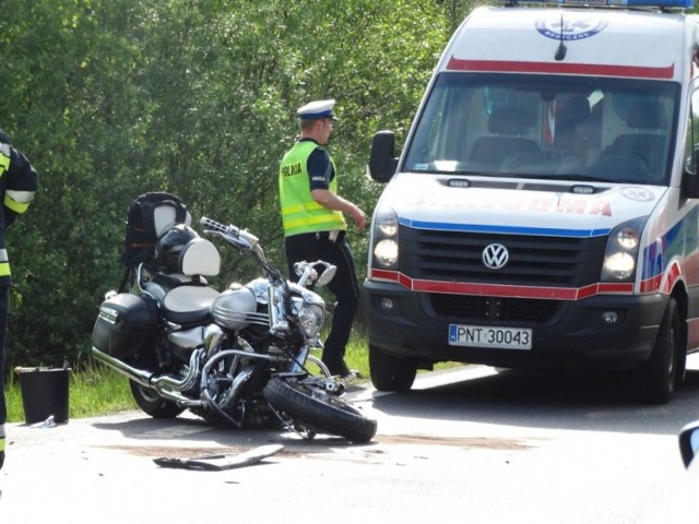 W czwartek przed godziną 17 na ulicy Celnej w Nowym Tomyślu, będącej zarazem obwodnicą miasta, za firmą Phoenix Contact Wielkopolska doszło do groźnego wypadku, w którym uczestniczył samochód dostawczy oraz motocykl typu chopper. 

WIĘCEJ: Wypadek na obwodnicy Nowego Tomyśla