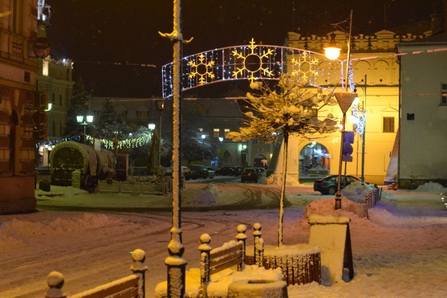 Biały puch przykrył miasto. Zobaczcie zdjęcia z zimowego Jarosławia nocą.

 Zobacz też: Święto Wojsk Rakietowych i Artylerii w Jarosławiu 
