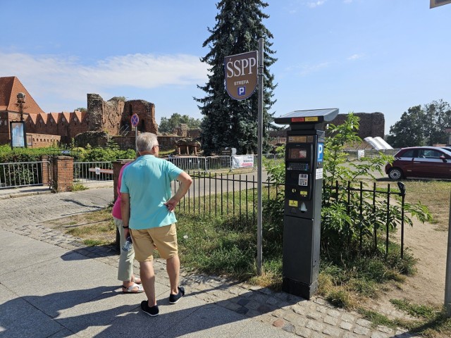 Zdaniem kierowców, płatności w parkomatach często są odrzucane albo urządzenia w ogóle nie działają, co sprawia, że zostawienie samochodu w centrum staje się sporą kombinacją. Zapytaliśmy Miejski Zarząd Dróg, co zrobić w razie awarii parkomatu.