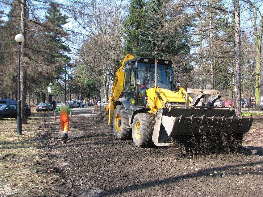 Remontują alejki w zabytkowym parku w Świerklańcu [ZDJĘCIA]