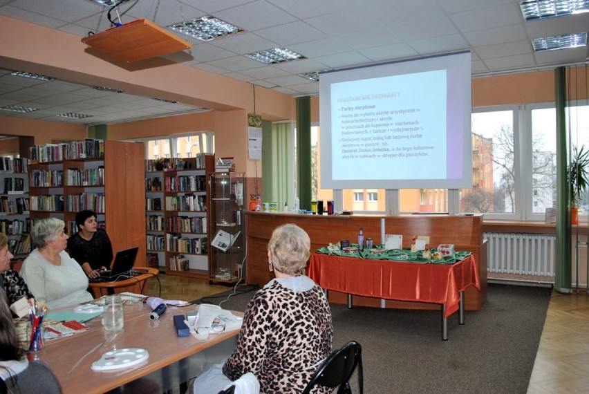 Warsztaty decoupage w bibliotece w Łęczycy