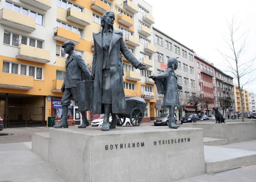 Jest to pomnik upamiętniający ok. 80 tysięcy Polaków,...