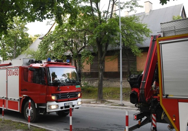 Nietypowe zgłoszenie otrzymali w piątek około godziny 19 kieleccy strażacy. Mężczyzna przechodzący ulicą Prostą w Kielcach poinformował, że wyczuwa bardzo intensywną woń gazu, co może wskazywać, że ulatnia się on gdzieś w pobliżu. Okazało się ,że miał rację. Jak się okazało gaz wydobywał z rury będącej kiedyś elementem przyłącza do niezamieszkałego od czasu jego pożaru drewnianego budynku przy skrzyżowaniu Prostej i Żeromskiego. Wylot rury przytkany był jedynie szmatą wetkniętą w miejsce wykręconej przez kogoś zaślepki. Gazownicy ubezpieczani przez strażaków szybko uporali się z usterką, a zawiadomieni o zdarzeniu policjanci zastanawiają się teraz kto i dlaczego wpadł na taki pomysł by uwolnić gaz przy ścianie drewnianego budynku w centrum miasta. 

Zobaczcie zdjęcia z akcji w centrum Kielc