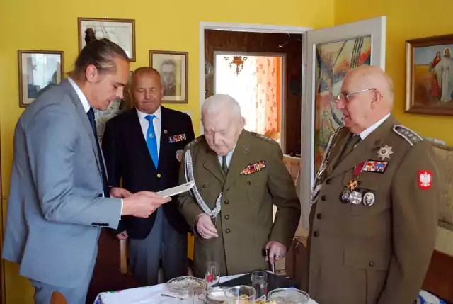 Wizyta u 94-letniego Tadeusza Łaby z Przemyśla, ostatniego żyjącego na Podkarpaciu Kawalera Orderu Virtuti Militari.