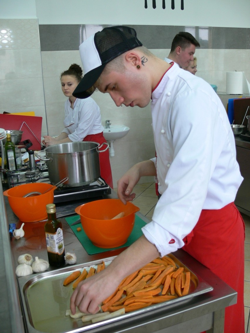 Wieluń: Szlifowali umiejętności kucharskie i językowe[Zdjęcia]
