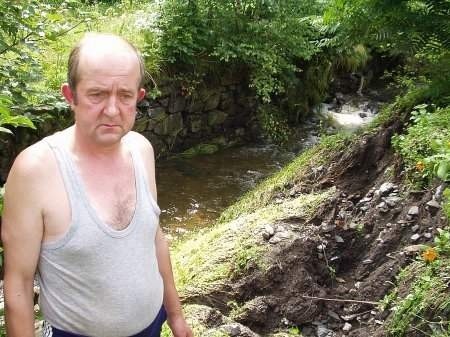 Bogusław Jucewicz w ciągu ostatnich kilku dni walczył z wodą, która zalewała jego dom.

FOT. RAFAŁ ŚWIĘCKI
