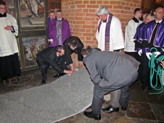 Po uroczystościach pogrzebowych 28 kwietnia grób biskupa został przykryty trzema doraźnymi płytami bez napisu.