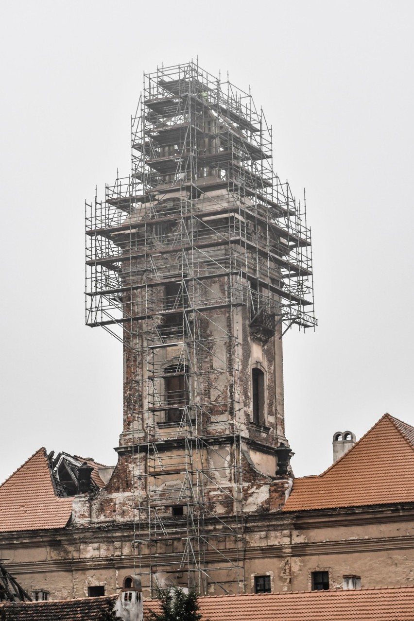 Na wieżę zamkową w Żarach wciągnięto wiechę. Zakończono pierwszy etap robót
