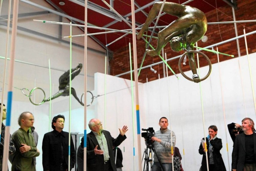 Balansujące rzeźby Jerzego Kędziory ZDJĘCIA