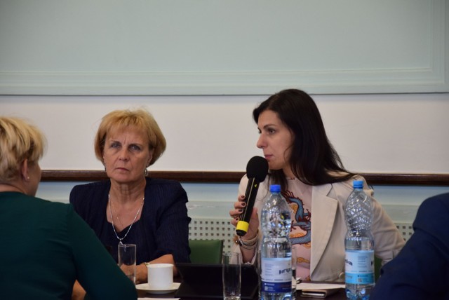 Radna Julita Budrowska (z prawej) zaproponowała przesunięcie podwyżki o miesiąc. Dzięki temu mieszkańcy Sokółki zapłacą więcej dopiero od 1 października
