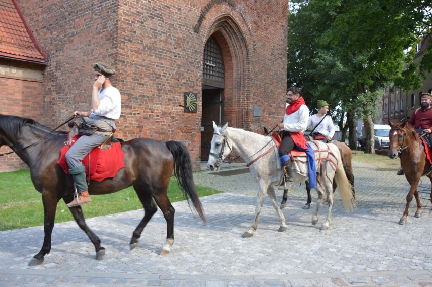 Grupa rekonstrukcyjna w strojach średniowiecznych pielgrzymów wraz z mieszkańcami ruszyła pieszo i konno do Runowa