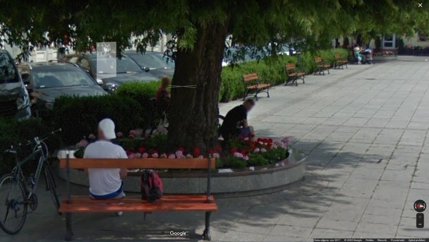 Przysiedli na ławce w Wągrowcu. Nie wiedzieli, że robią im zdjęcia. Przyłapało ich oko kamery Google Street View. Zobaczcie zdjęcia