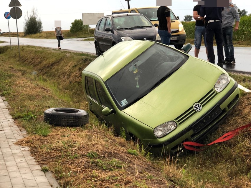 Wypadek w powiecie włocławskim. Volkswagen, by uniknąć zderzenia wjechał do rowu [zdjęcia]
