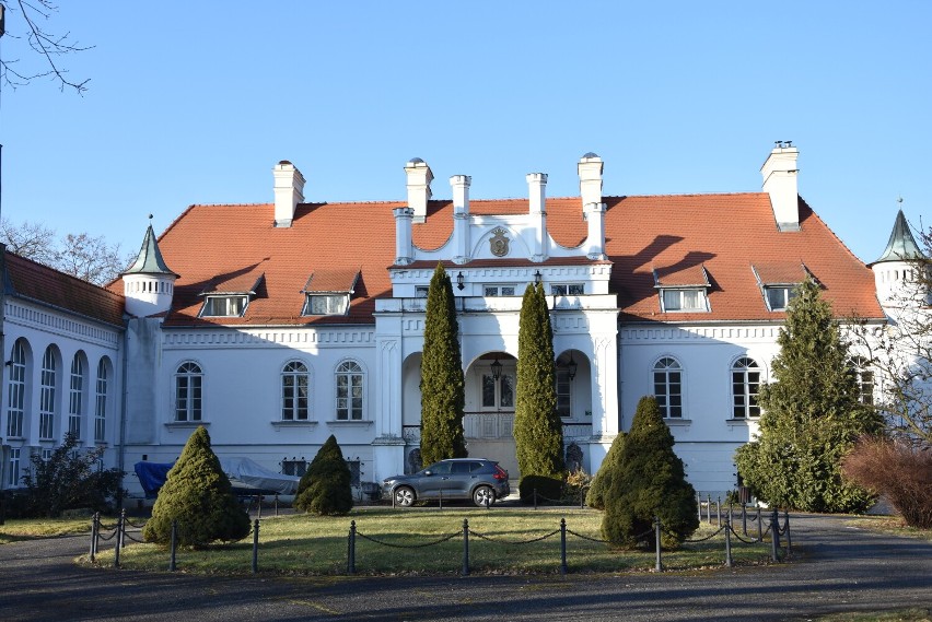 ZAiKS kupił pałac w 2013 roku. W XIX-wiecznym obiekcie miał...