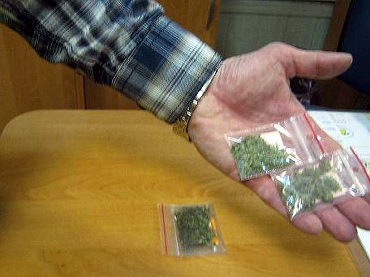 Ostrzeszów: Policja zatrzymała 18-latka, który handlował marihuaną. ZDJĘCIA