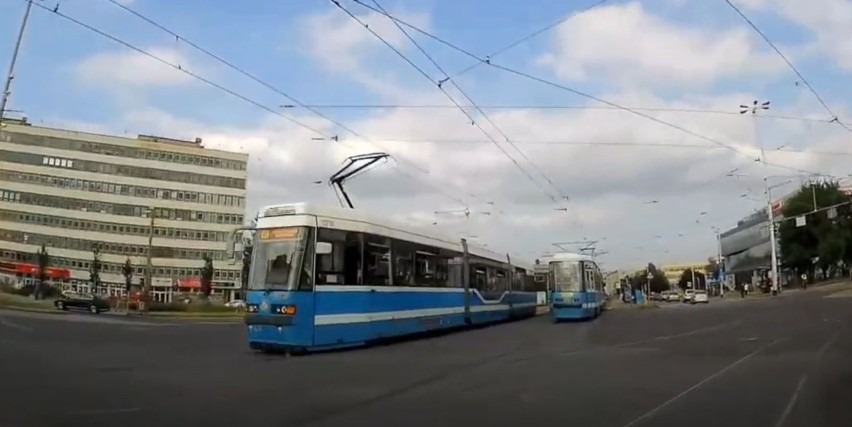 Kierowcy mają zielone, a z przeciwka pędzi tramwaj! Bardzo niebezpieczna sytuacja we Wrocławiu [ZOBACZCIE NAGRANIE]