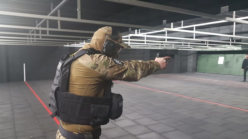 Funkcjonariusze grupy interwencyjnej z Zakładu Karnego w Rawiczu trenowali na strzelnicy. Wśród zagadnień prowadzenie ognia w ciemnościach