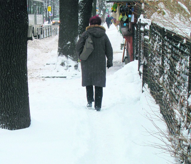 Tutaj również nie odśnieżono chodnika. W śniegu wydeptana została jedynie ścieżka