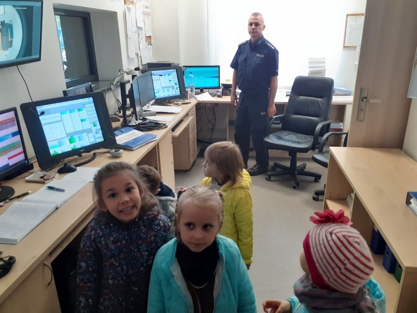 Przedszkolaki odwiedziły Komendę Powiatową Policji w Aleksandrowie Kujawskim [zdjęcia]