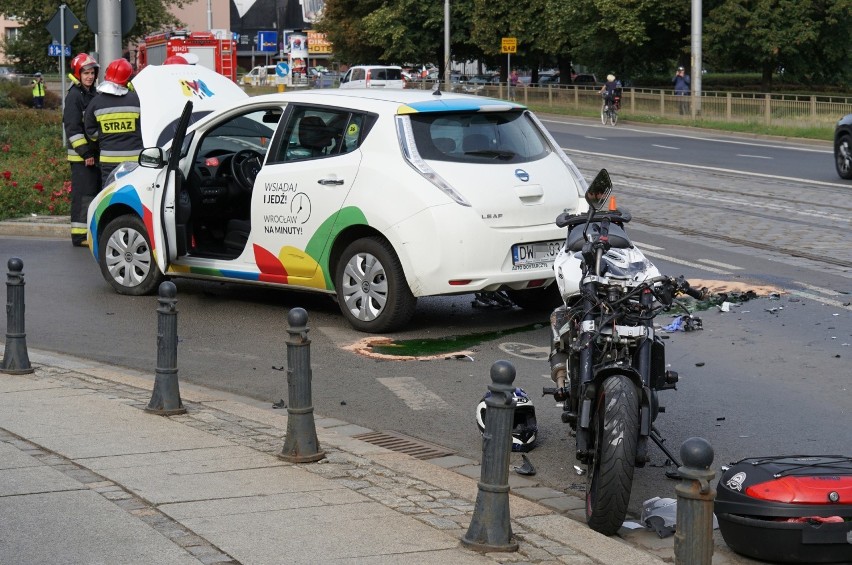 Wrocław. Wypadek w centrum miasta: Vozilla zderzyła się z motocyklem. Zobacz zdjęcia!