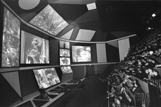 Publiczność ogląda wieloekranową prezentację w pawilonie IBM na Wystawie Światowej w Nowym Jorku